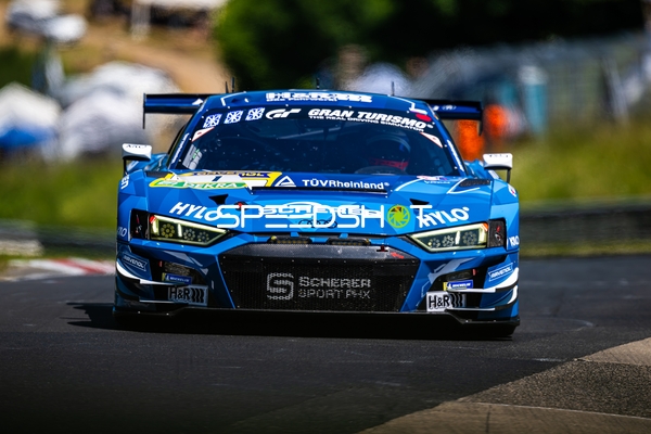 Fahrzeug auf der Rennstrecke