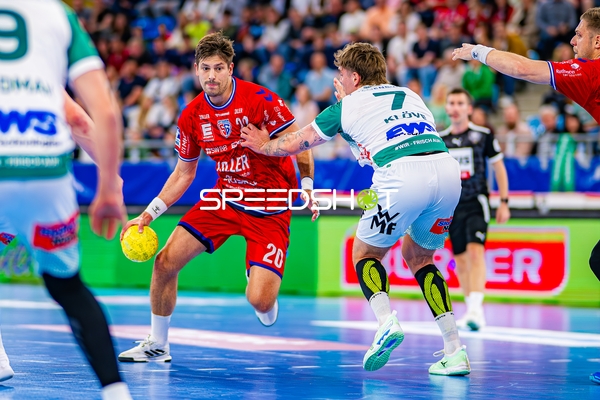 Dribbling Paco Barthe (20;SG BBM Bietigheim) gegen Victor Klöve (7;Frisch Auf Göppingen)