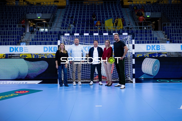 Gruppenfoto mit Holger Bachert (99; Rhein Neckar Löwen) und Oliver Roggisch (108; Rhein Neckar Löwen)