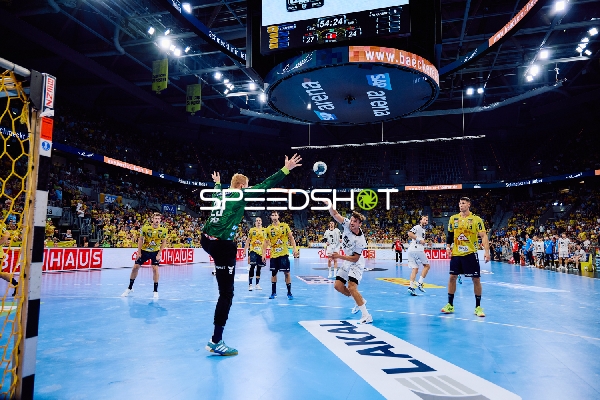 Ein Spieler von THW Kiel wirft auf das Tor der Rhein Neckar Löwen.