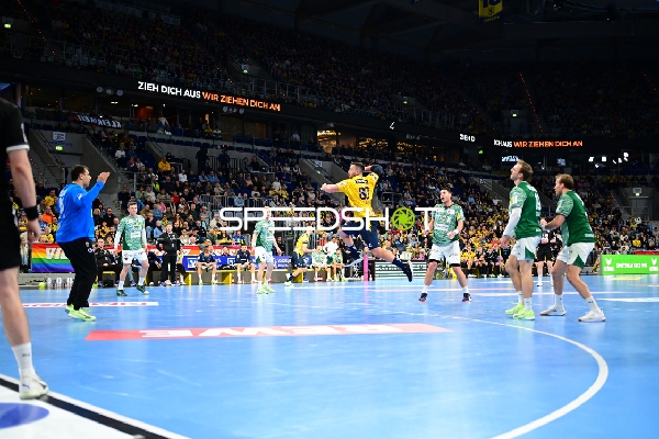 Jannik Kohlbacher (80; Rhein Neckar Löwen) mit Sprungwurf gegen Mijajlo Marsenić (93; Füchse Berlin)