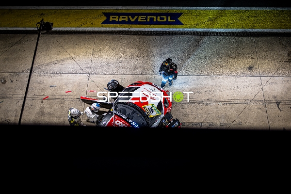 Rennfahrzeug in der Boxengasse