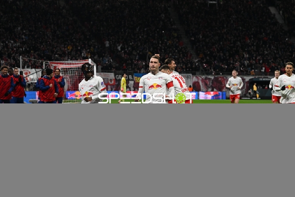 Spieler feiern Torjubel