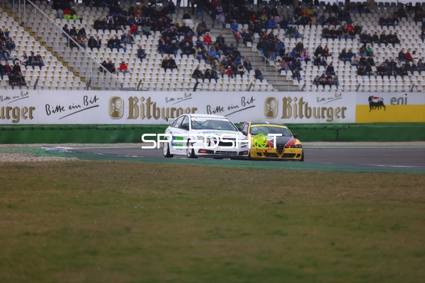 Rennwagen in spannendem Duell auf dem Hockenheimring
