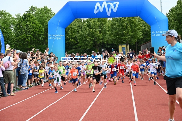 Kinder starten Lauf