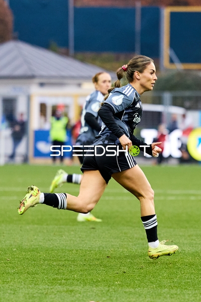 Spielerin sprintet über Feld