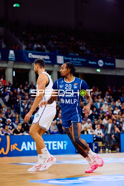 Spieler in Bewegung während eines Basketballspiels