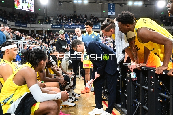 Szene mit Colin Schroeder (29; EWE Baskets Oldenburg) und Teamkollegen