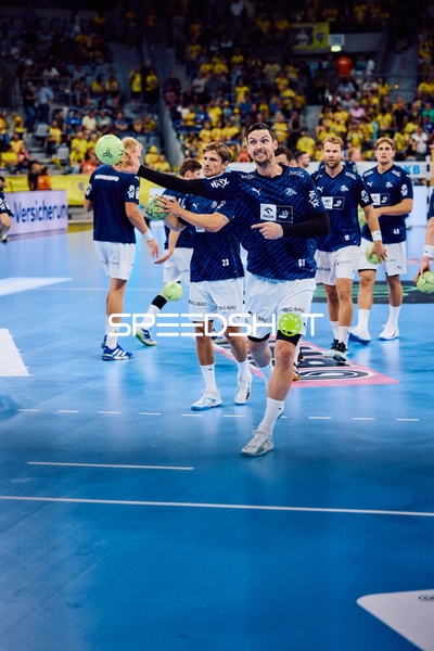 Spieler von THW Kiel wärmen sich auf