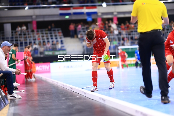 Mika CONRAD (9; Schweiz) verletzt sich im Spiel