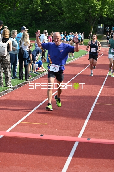 Läufer erreicht Zielband