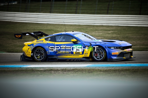 Rennfahrzeug auf der Rennstrecke