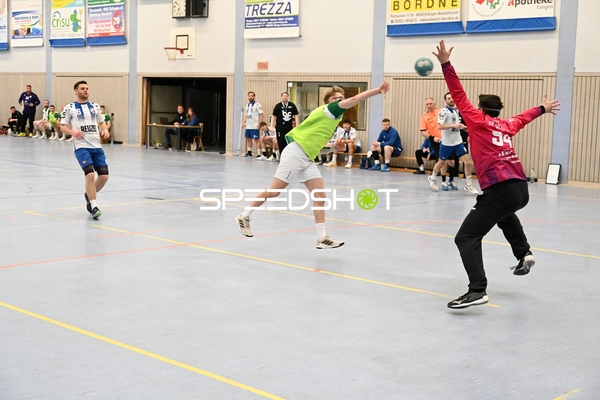 Spieler von TV Friedrichsfeld wirft auf das Tor