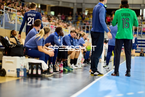 Spieler und Trainer an Seitenlinie