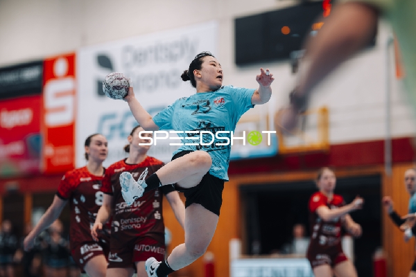 Szene mit Natsuki Aizawa (23; Thüringer HC) und Isabell Hurst (5; HSG Bensheim/Auerbach)