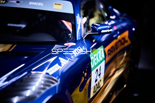 Rennfahrzeug in der Boxengasse