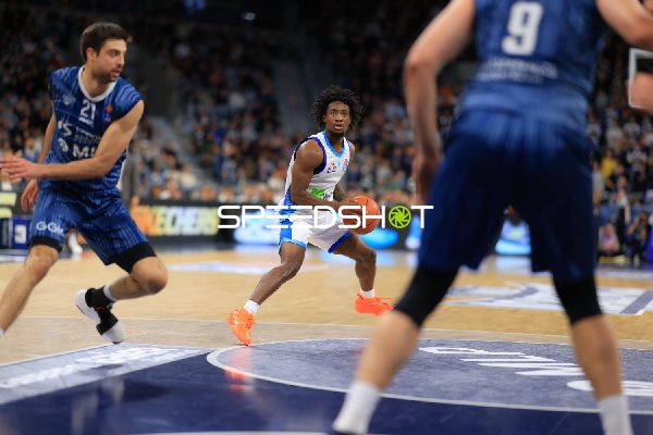 Spielaktion mit Mateo Seric (21; MLP Academics Heidelberg) und Isaiah Swope (1; Frankfurt Skyliners)