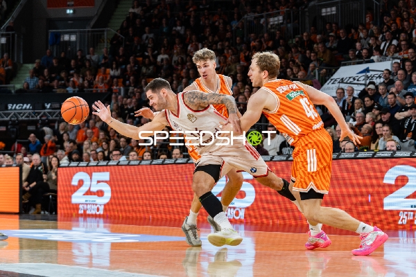 Alec Anigbata (7; Ratiopharm Ulm) und Christian Sengfelder (43; Ratiopharm Ulm) in Aktion