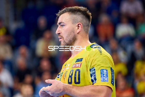 Ein Spieler der Rhein Neckar Löwen beobachtet das Spielgeschehen.