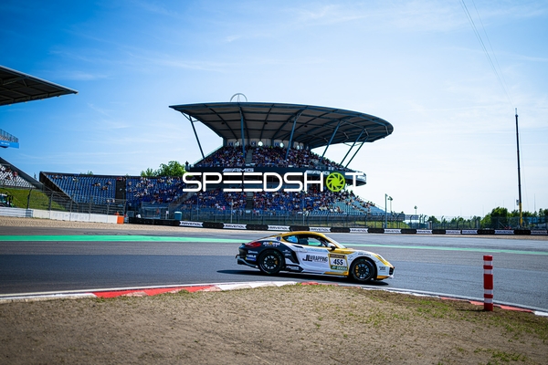 Rennfahrzeug auf der Rennstrecke