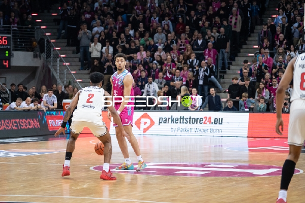 Alijah Comithier (2; Telekom Baskets Bonn) mit Ball im Spielfeld