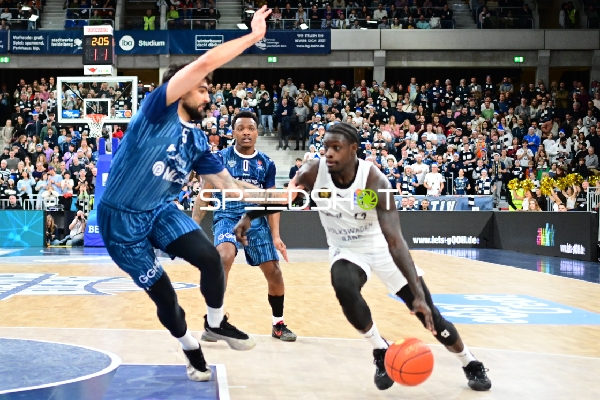 Barra Njie (13; Basketball Löwen Braunschweig) gegen DJ Horne (0; MLP Academics Heidelberg) und Marcel Keßen (15; MLP Academics Heidelberg) in Aktion
