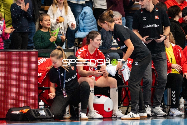 Era Baumann (13; Schweiz) im Gespräch mit Betreuerin Milos Cuckovic (997; Schweiz)