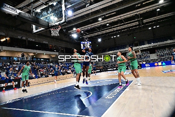 Spieler kämpfen um den Ball