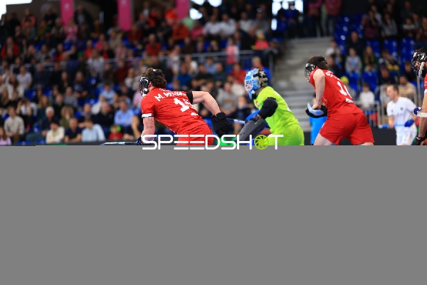 15; Schweiz mit Ball vor Torwart