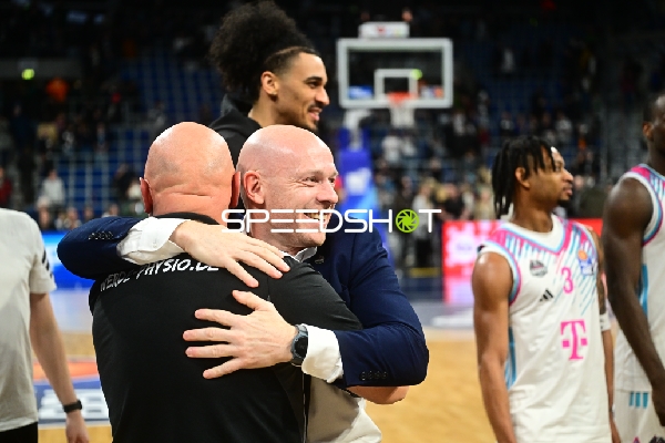 Jonathan Bahre (1; Telekom Baskets Bonn) und Lionel Bosco (998; Telekom Baskets Bonn) in der Halle