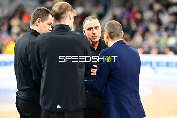 Trainer und Offizielle in der Halle