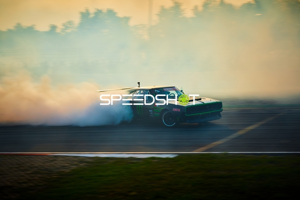 Muscle Car driftet auf der Rennstrecke