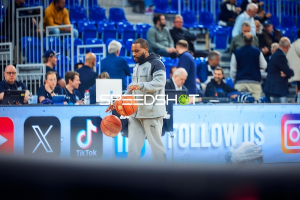 Person dribbelt Basketbälle