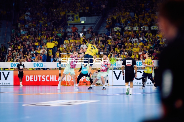 Wurf aufs Tor Ivan Martinović (5; Rhein Neckar Löwen)