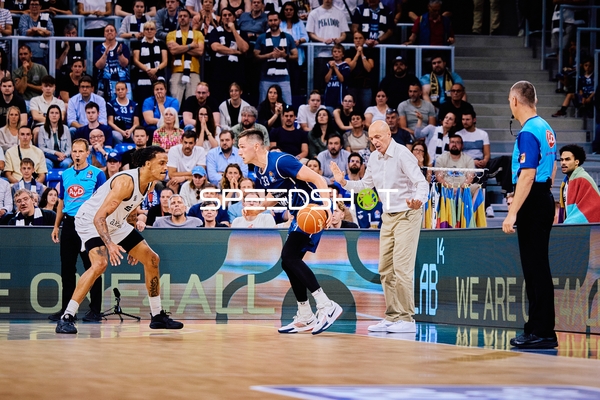 Dribbling Ryan Mikesell (33;MLP Academics Heidelberg) gegen DeAndre Lansdowne (9;Niners Chemnitz)