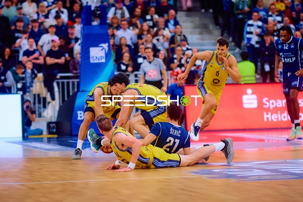 Intensiver Ballkampf auf dem Basketballfeld