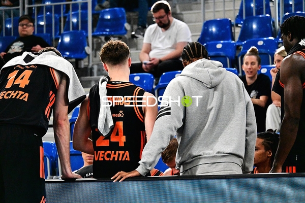 Spieler von Philipp Herkenhoff (14; Rasta Vechta) und Roy Krupnikas (24; Rasta Vechta) an der Seitenlinie