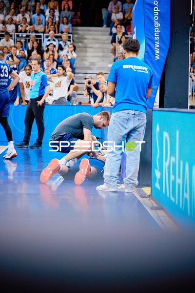 Verletzungsbehandlung Osun Osunniyi (12;MLP Academics Heidelberg), Alex Vogel (814;MLP Academics Heidelberg)