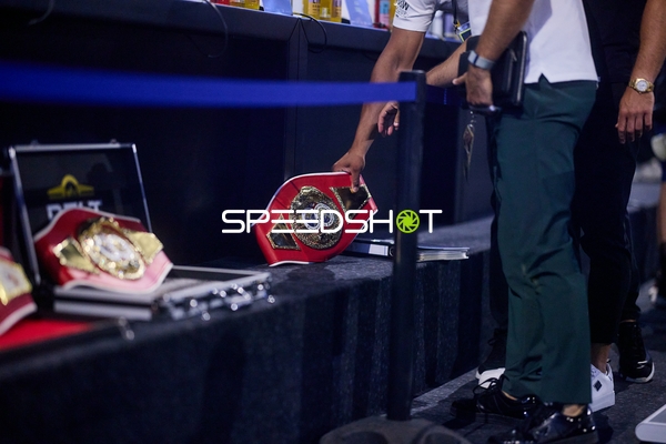 Ringside-Zone Face-Off