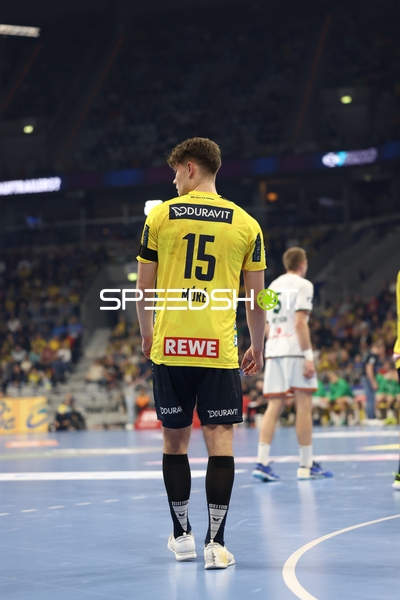 Spieler in Bewegung auf dem Handballfeld.