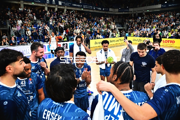 Osun Osunniyi (12; MLP Academics Heidelberg) und Teamkollegen in Aktion