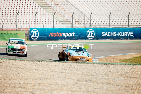 Rennfahrzeuge in der Sachs-Kurve beim DMV Goodyear Racing Days