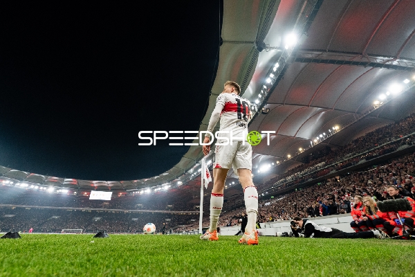 Eckstoßvorbereitung Chris Führich (10; VfB Stuttgart)