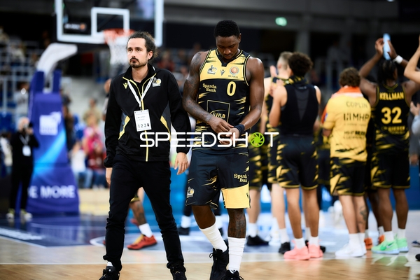 Babacar Sane (0; MHP Riesen Ludwigsburg) in Aktion