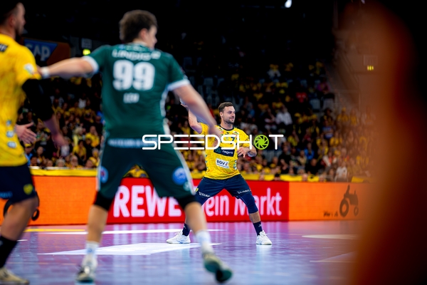 Dani Baijens (77; Rhein Neckar Löwen) wirft aufs Tor