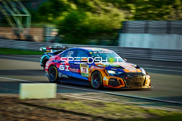 Rennfahrzeug auf der Rennstrecke