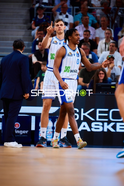 gestikuliert Malik Parsons (0;Frankfurt Skyliners), Lorenz Brennecke (21;Frankfurt Skyliners)