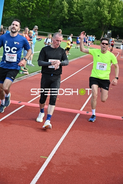 Läufer erreichen Ziellinie