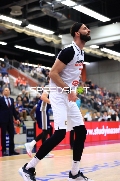 Vojtech Hruban (77; Basketball Nymburg) in Aktion