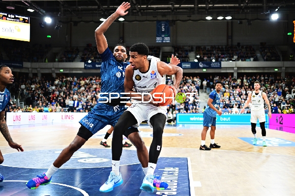 David NGuessan (1; Basketball Löwen Braunschweig) mit Ball